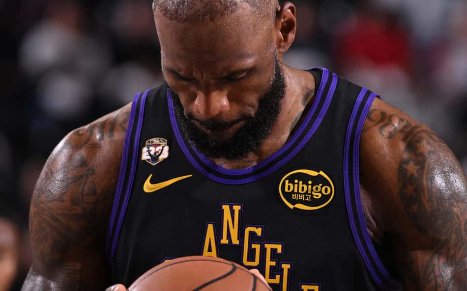 LeBron James, do Los Angeles Lakers, se prepara para arremesso livre contra o LA Clippers na NBA, em Los Angeles, em 22 de janeiro de 2026 (Foto: Juan Ocampo/NBAE/Getty Images/AFP)