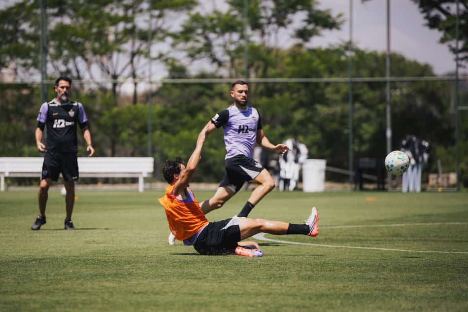 Léo Duarte e Igor Gomes em treino (Foto: Pedro Souza / Atlético)