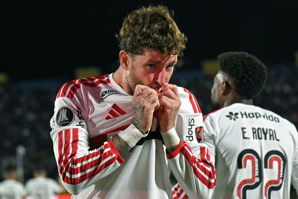 Léo Pereira comemorando gol em Del Valle x Flamengo, pela Libertadores