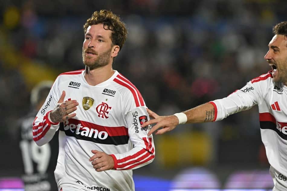 Léo Pereira corre para comemorar o segundo gol do Flamengo sobre o Del Valle
