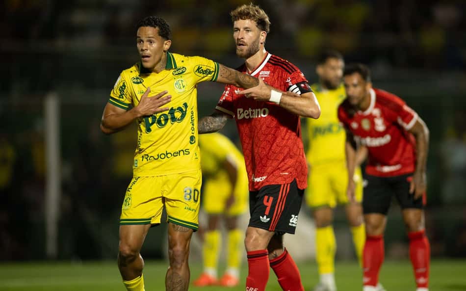 Léo Pereira na marcação do jogador do Mirassol no Maião