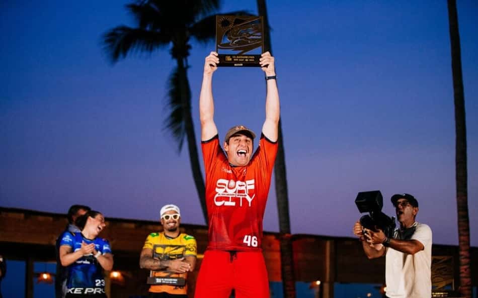 O italiano Leonardo Fioravanti levanta o troféu da etapa de El Salvador da WSL