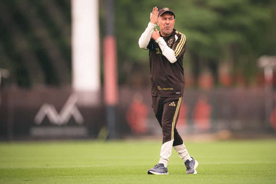 Leonardo Jardim durante treino do Flamengo no Ninho do Urubu