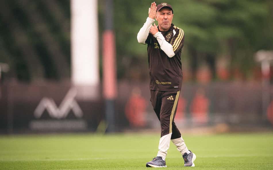 Leonardo Jardim durante treino do Flamengo no Ninho do Urubu