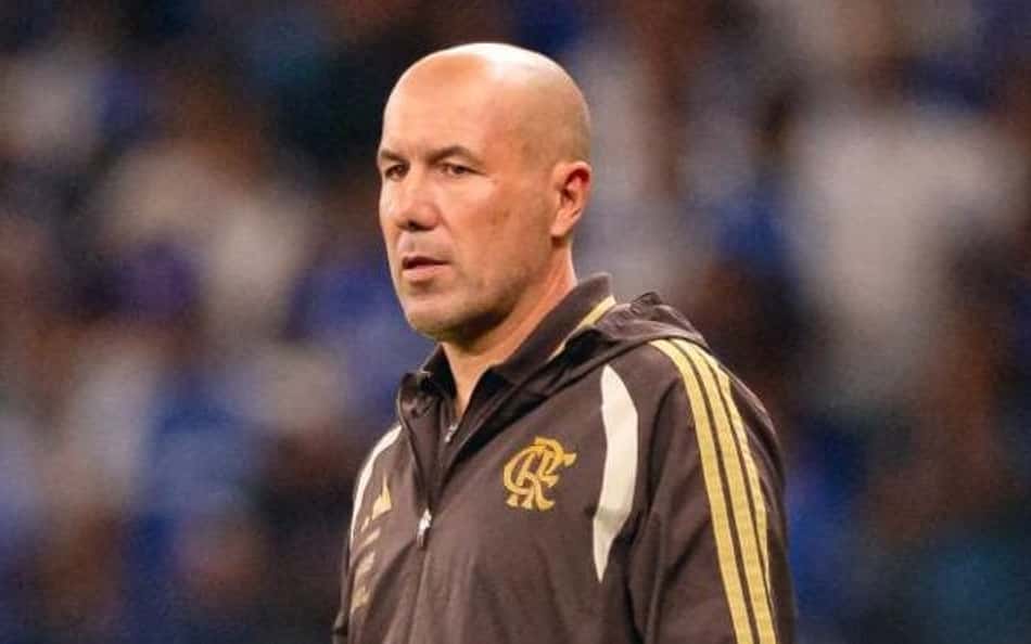 Leonardo Jardim à beira do campo durante duelo entre Flamengo e Cruzeiro