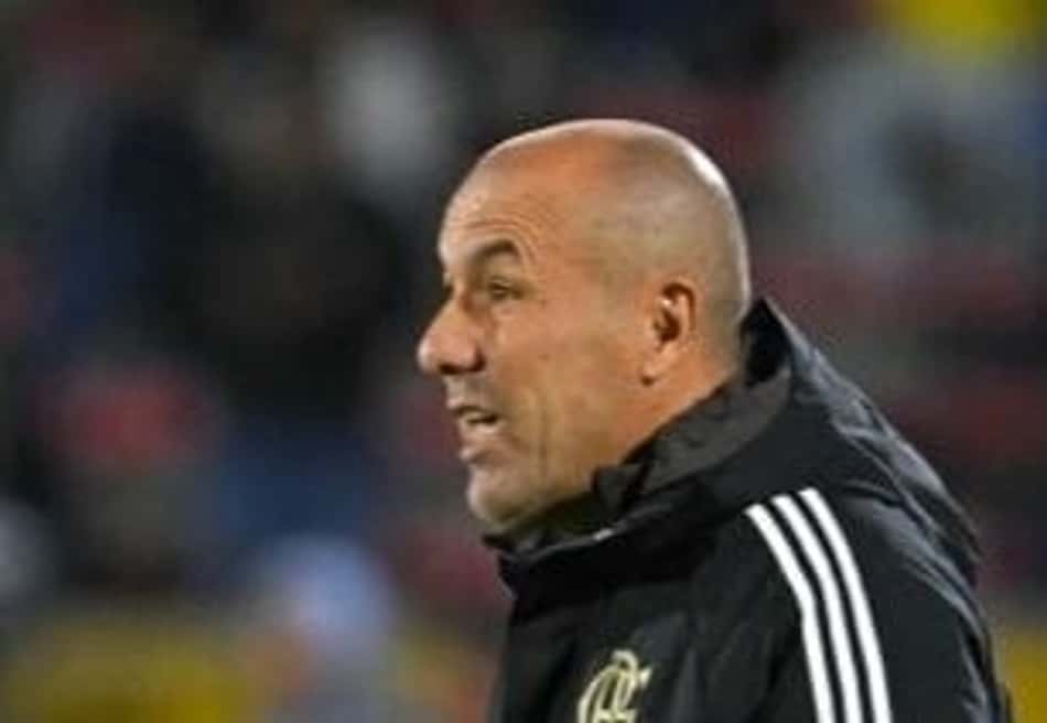 Leonardo Jardim instrui jogadores do Flamengo na partida contra o Independiente del Valle pela Libertadores