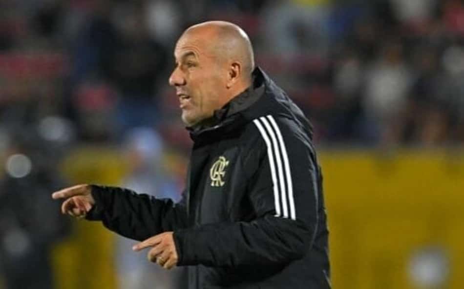 Leonardo Jardim instrui jogadores do Flamengo na partida contra o Independiente del Valle pela Libertadores