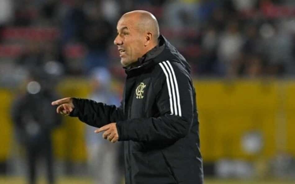 Leonardo Jardim instrui jogadores do Flamengo na partida contra o Independiente del Valle pela Libertadores