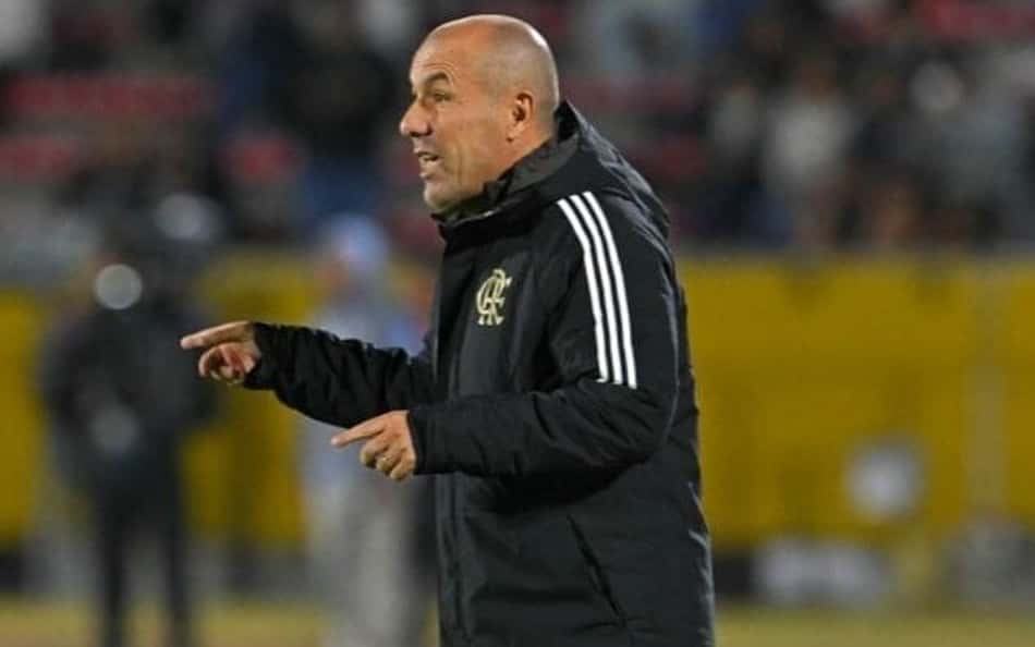 Leonardo Jardim instrui jogadores do Flamengo na partida contra o Independiente del Valle pela Libertadores