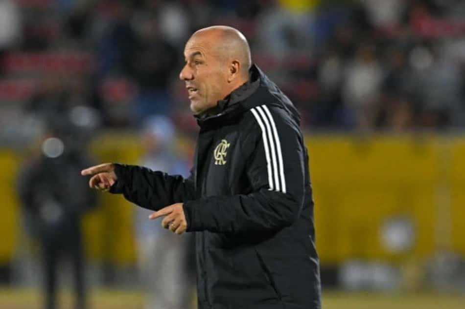 Leonardo Jardim instrui jogadores do Flamengo na partida contra o Independiente del Valle pela Libertadores