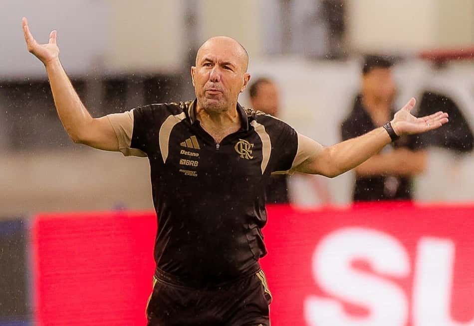 Leonardo Jardim, técnico do Flamengo, gesticula durante duelo com o Remo no Mangueirão
