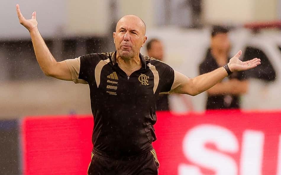 Leonardo Jardim, técnico do Flamengo, gesticula durante duelo com o Remo no Mangueirão