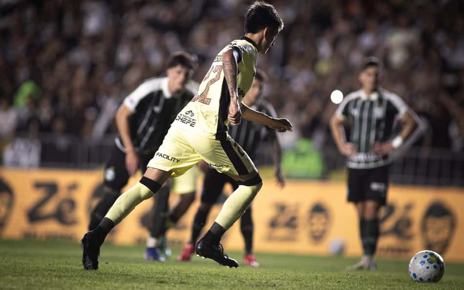 Lescano cobra pênalti para o Vasco contra o Coritiba