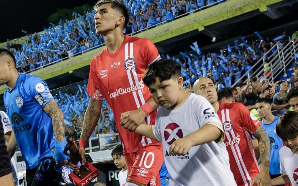 Alan Lescano entrando em campo