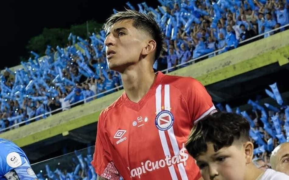 Alan Lescano entrando em campo