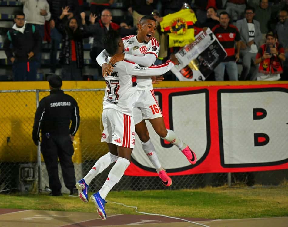 Samuel Lino e Bruno Henrique comemorando gol em Del Valle e Flamengo, pela Libertadores