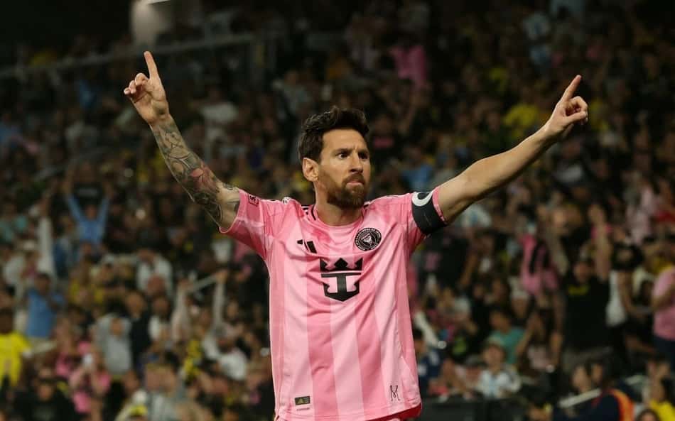 Lionel Messi comemorando gol de falta em Columbus Crew e Inter Miami