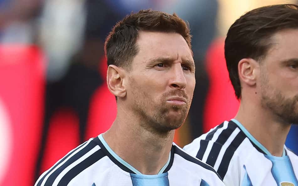Lionel Messi olha sério após derrota da Argentina na final da Copa do Mundo