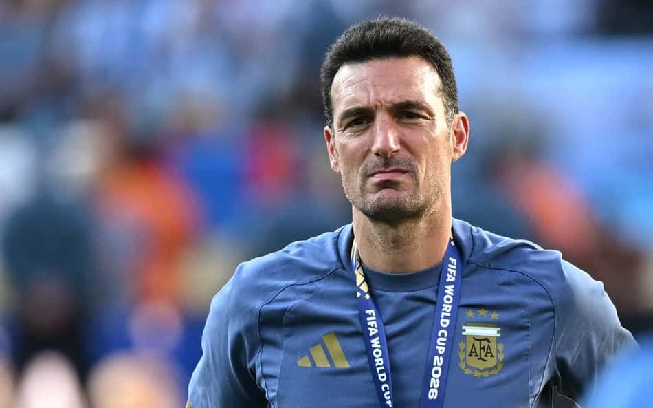 Lionel Scaloni, técnico da Argentina, veste a medalha de prata após a final da Copa do Mundo