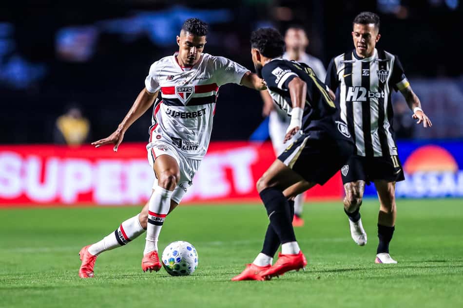 Lodi em disputa em São Paulo e Atlético (Foto: Marco Miatelo/Photo Premium/Folhapres)
