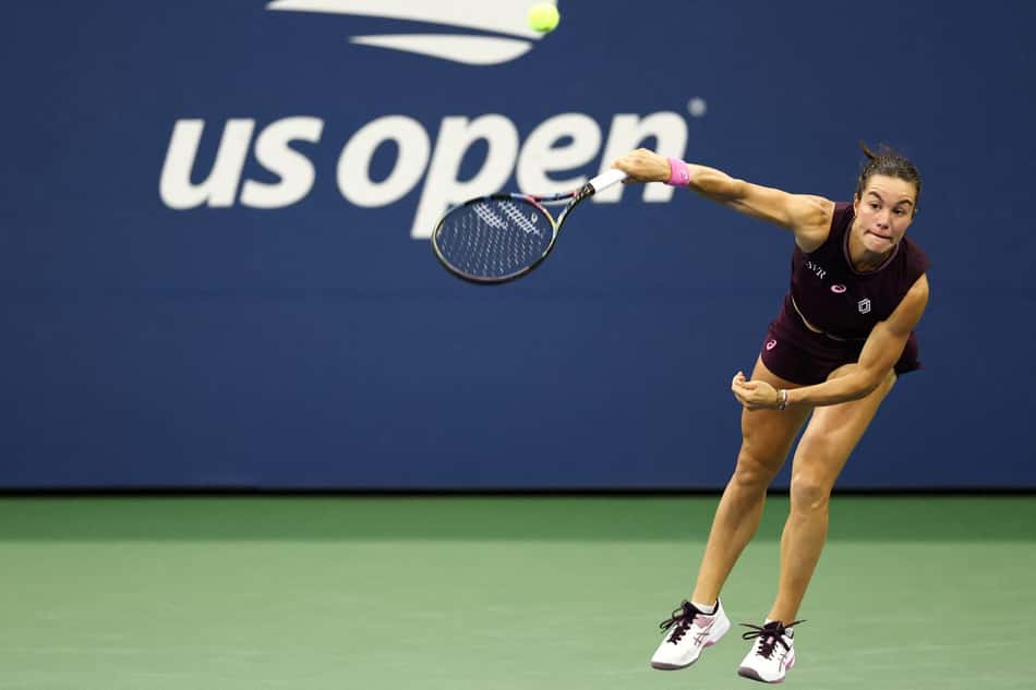 A francesa Loïs Boisson saca contra a norte-americana Emma Navarro durante a partida de simples feminino da primeira rodada, no primeiro dia do torneio de tênis US Open, no USTA Billie Jean King National Tennis Center, em Nova York, em 30 de agosto de 2026 (Foto: Charly Triballeau / Afp)