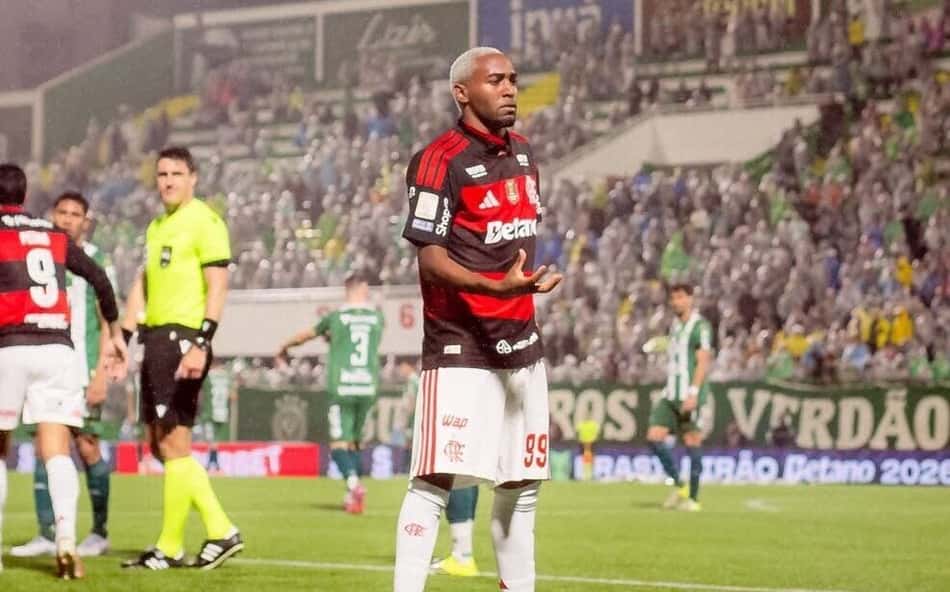 Lorran comemora gol pelo Flamengo