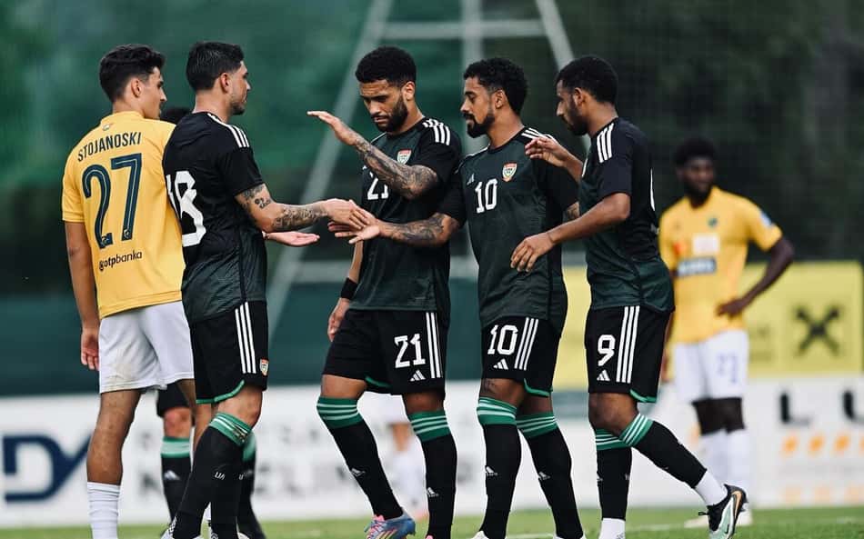 Luan Pereira e companheiros da seleção dos Emirados Árabes Unidos