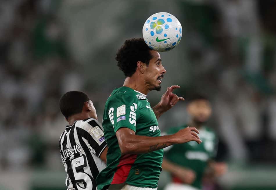 Lucas Evangelista, do Palmeiras, disputa a bola no jogo contra o Botafogo, no Nilton Santos