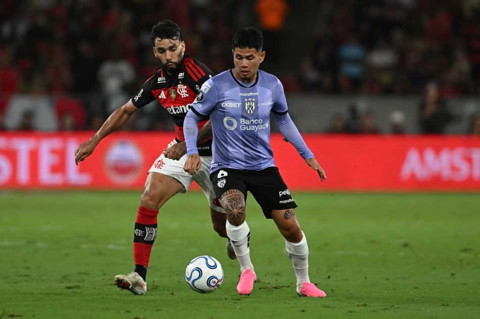 Lucas Paquetá, do Flamengo, marca jogador do Independiente del Valle na Libertadores