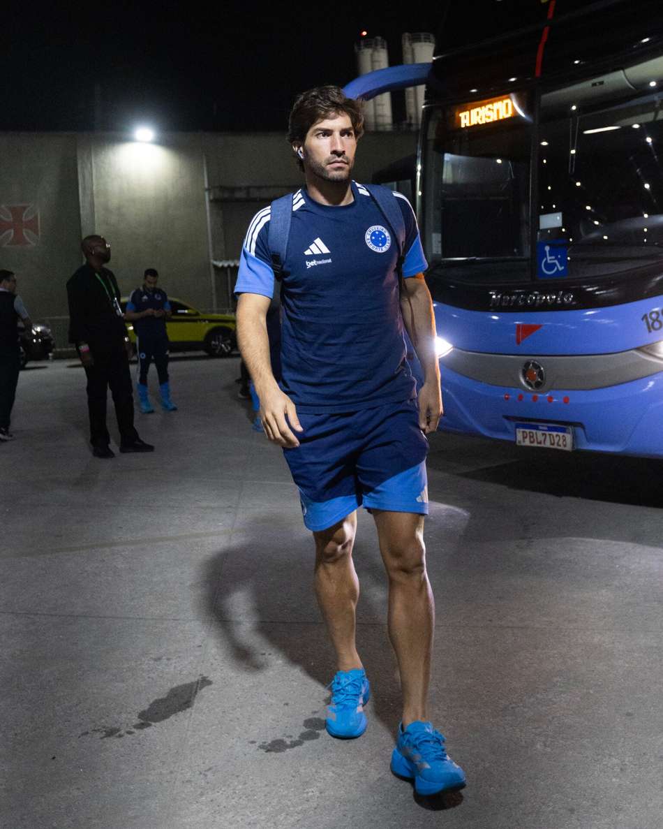 Lucas Silva chegando a São Januário