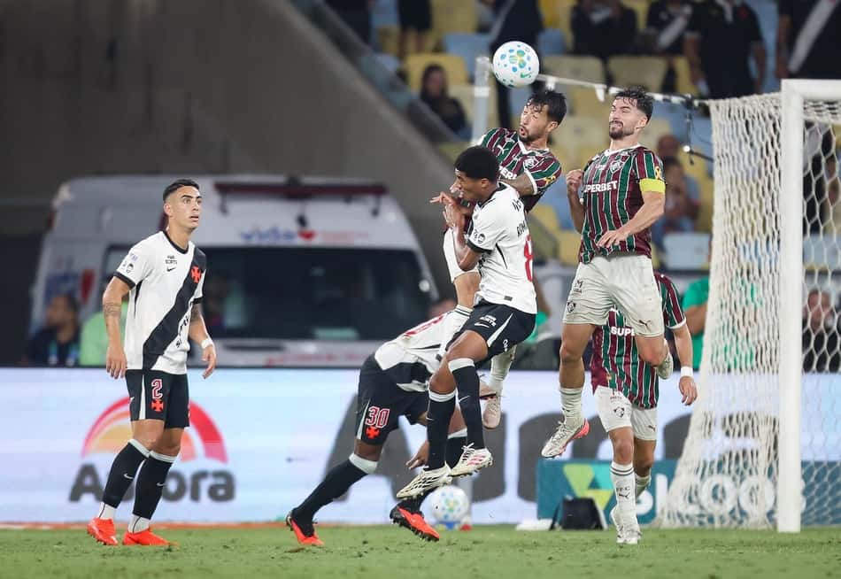 Lucho Acosta e Martinelli disputam a bola com Ramon Rique na vitória do Fluminense