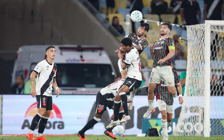 Lucho Acosta e Martinelli disputam a bola com Ramon Rique na vitória do Fluminense