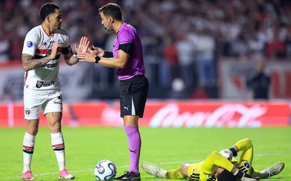 Gol do São Paulo foi marcado impedimento