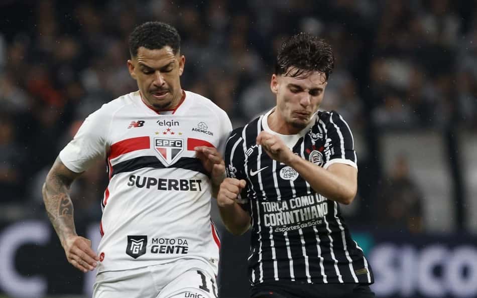 Luciano e Breno Bidon disputam a bola durante a partida do primeiro turno do Brasileirão