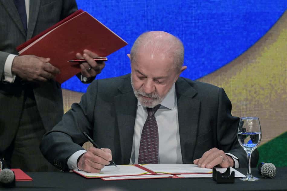 Lula assinando a Medida Provisória contra as bets