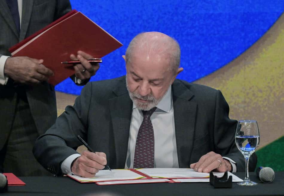 Lula assinando a Medida Provisória contra as bets