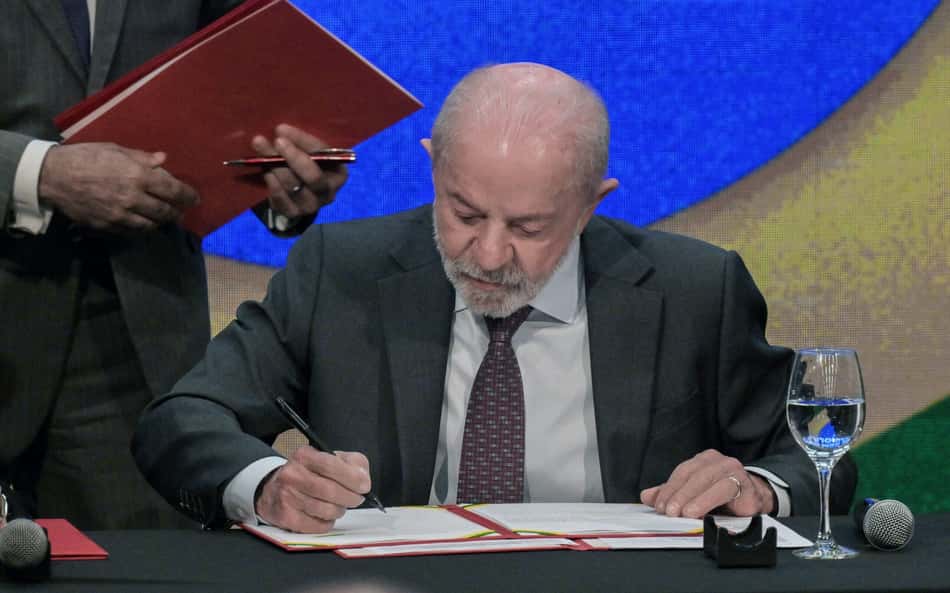 Lula assinando a Medida Provisória contra as bets