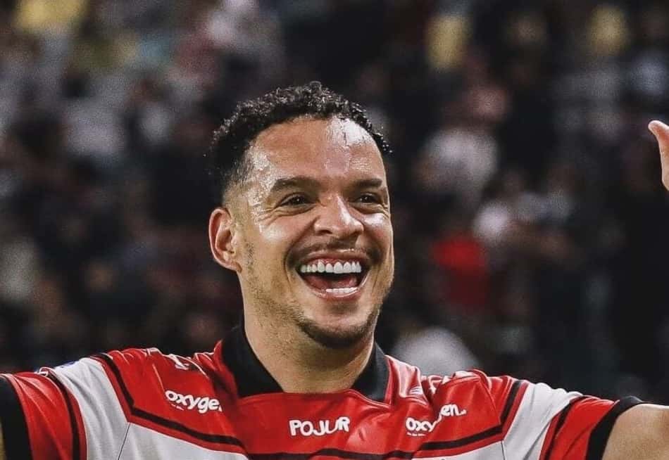 Lulinha em ação pelo Madura United