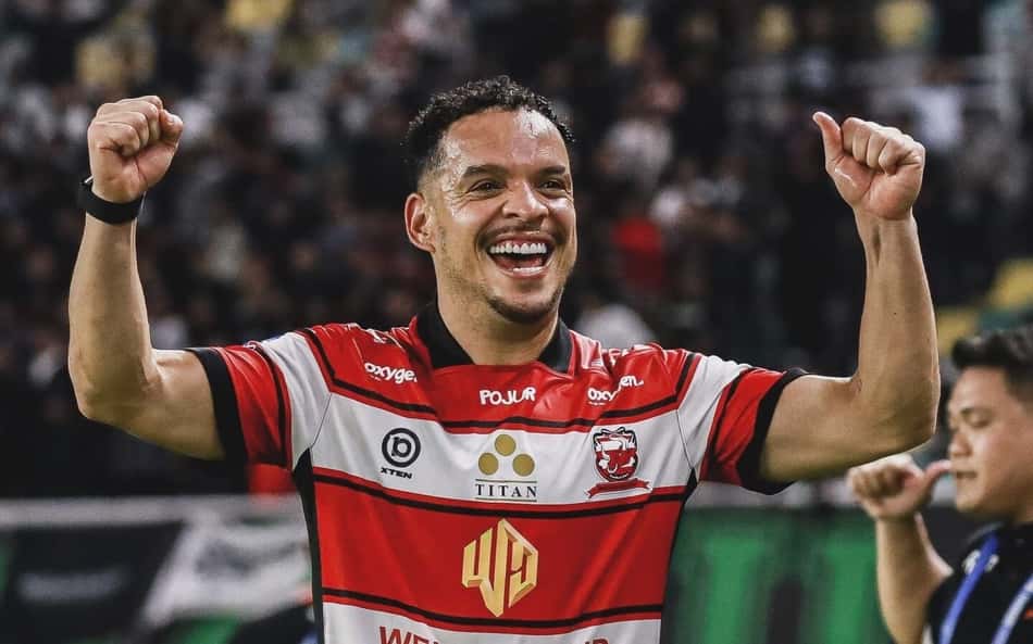 Lulinha em ação pelo Madura United