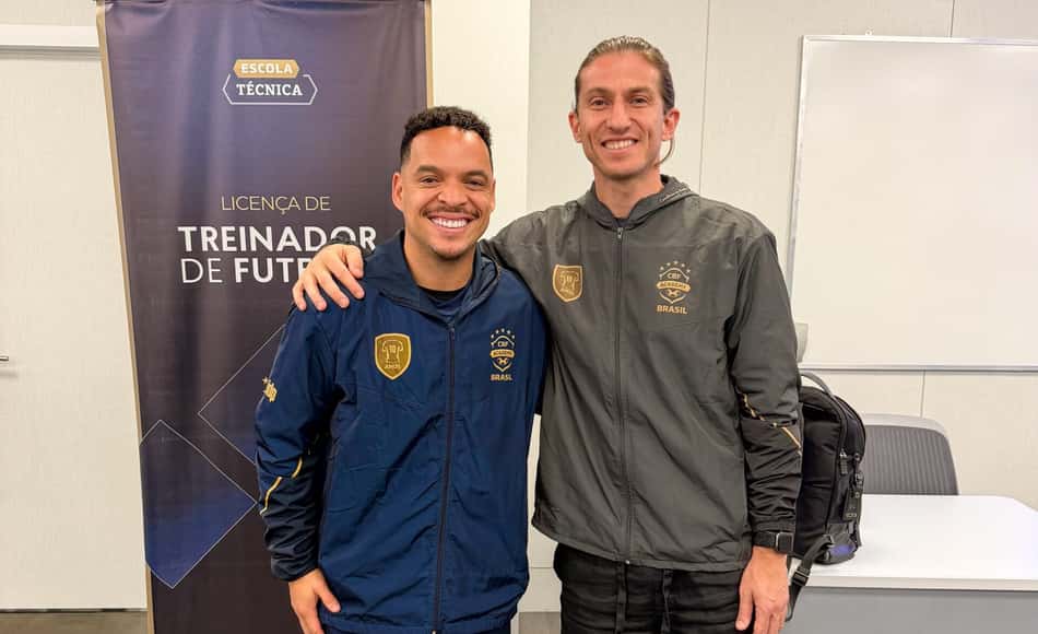 Lulinha ao lado de Filipe Luís durante curso para formação de treinadores
