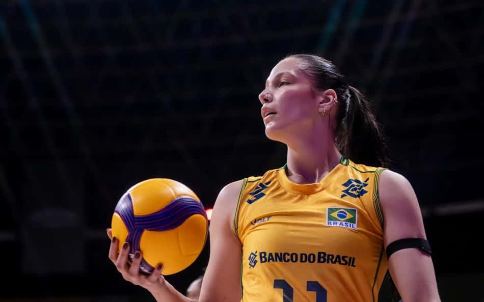 Luzia sacando para o Brasil (Foto: Reprodução)