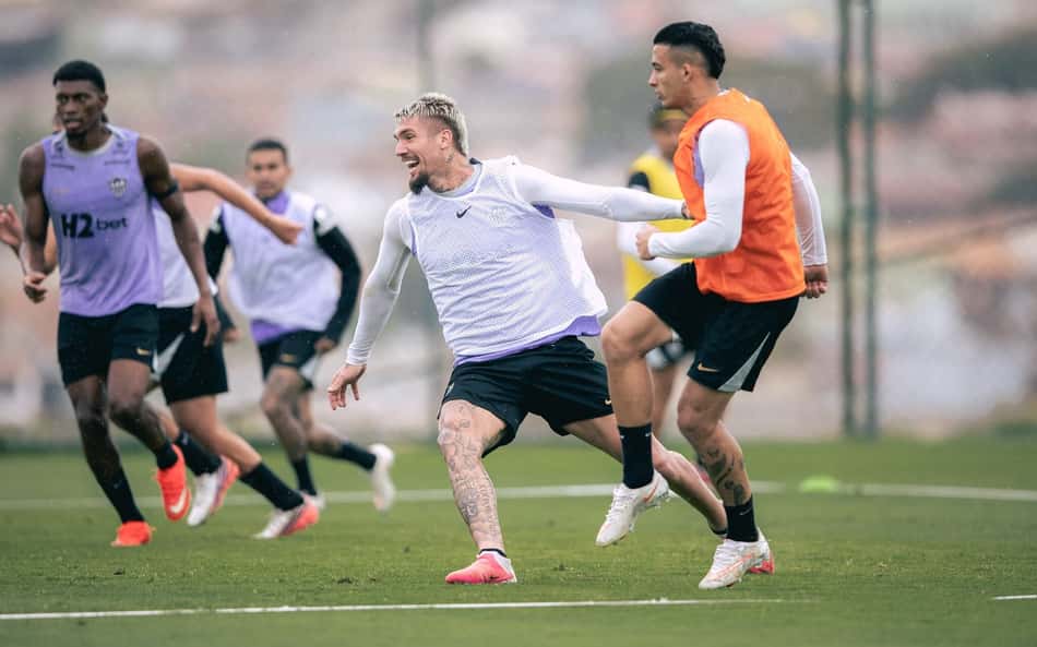 Lyanco e Castano em treino (Foto: Pedro Souza / Atlético)