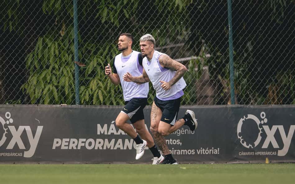 Lyanco e Léo Duarte em treino no Atlético (Foto: Pedro Souza / Atlético)
