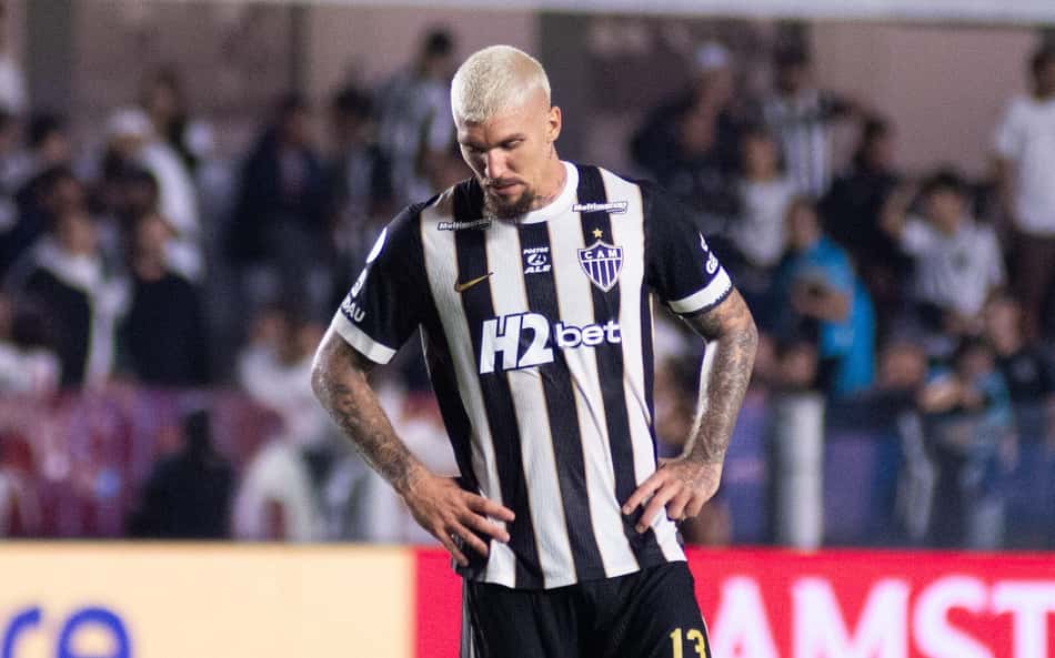 Lyanco em ação durante Atlético-MG e Santos, pela Sul-Americana