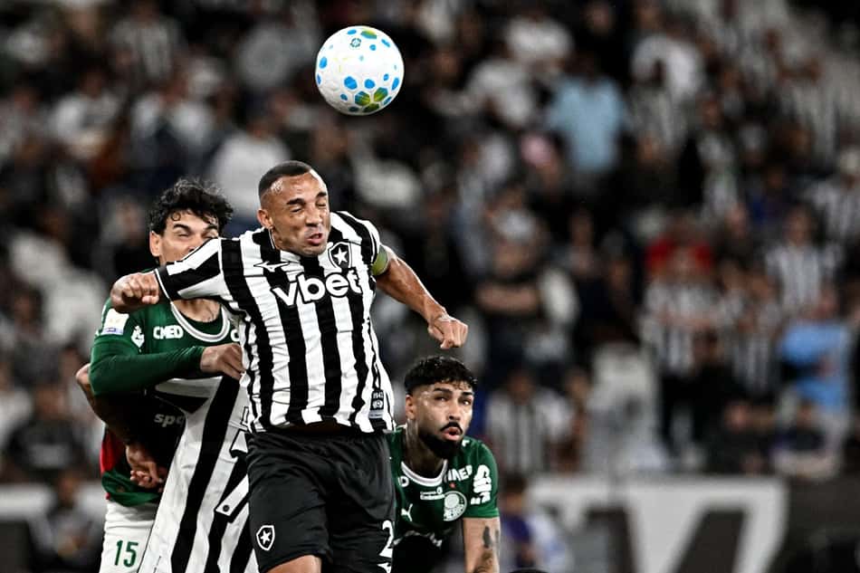 Marçal em disputa aérea em Botafogo x Palmeiras