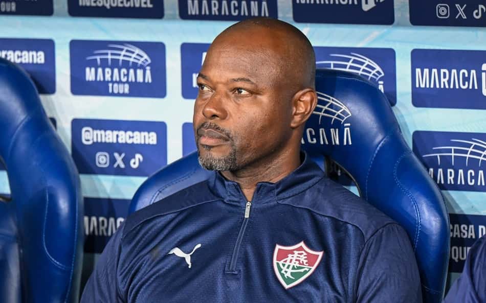 Marcão cpom agasalho do Fluminense no banco do Maracanã