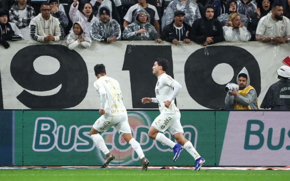 Marcinho comemorando gol da Chapecoense sobre o Corinthians
