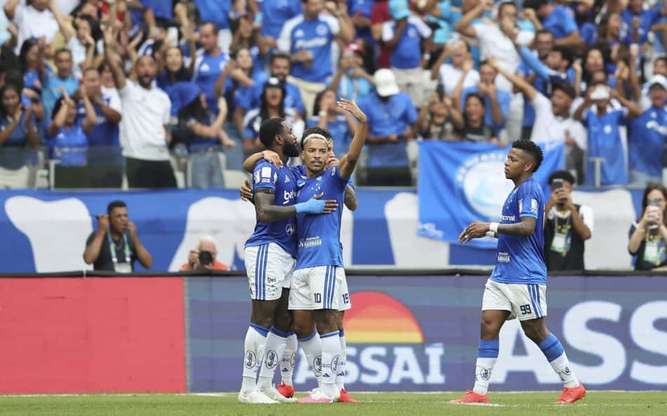 Matheus Pereira e jogadores do Cruzeiro se abraçando