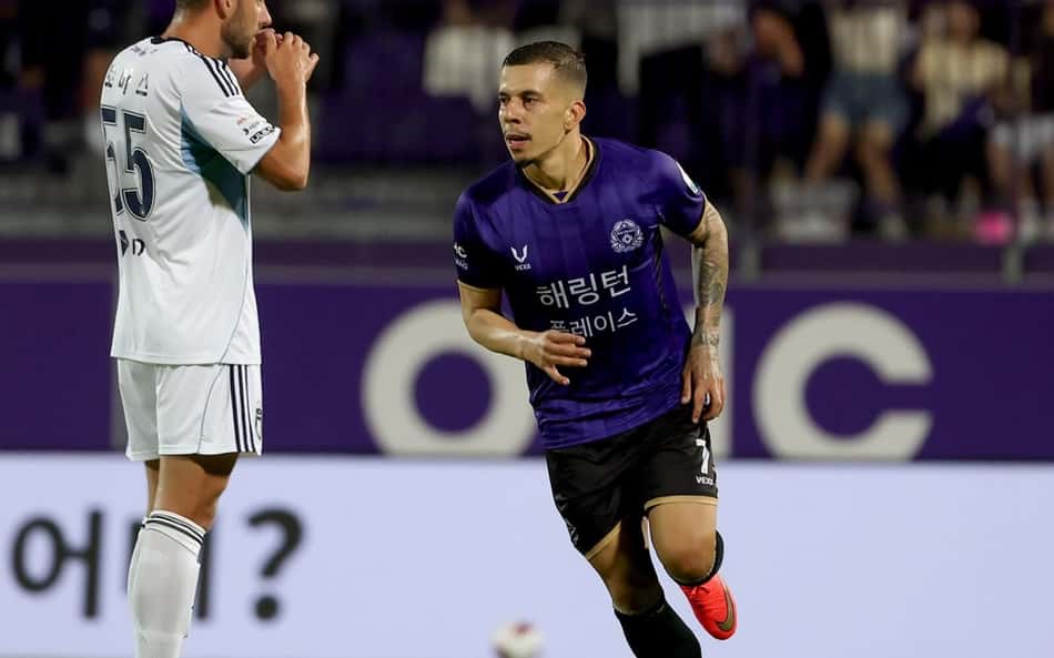 Matheus Oliveira comemorando pelo FC Anyang