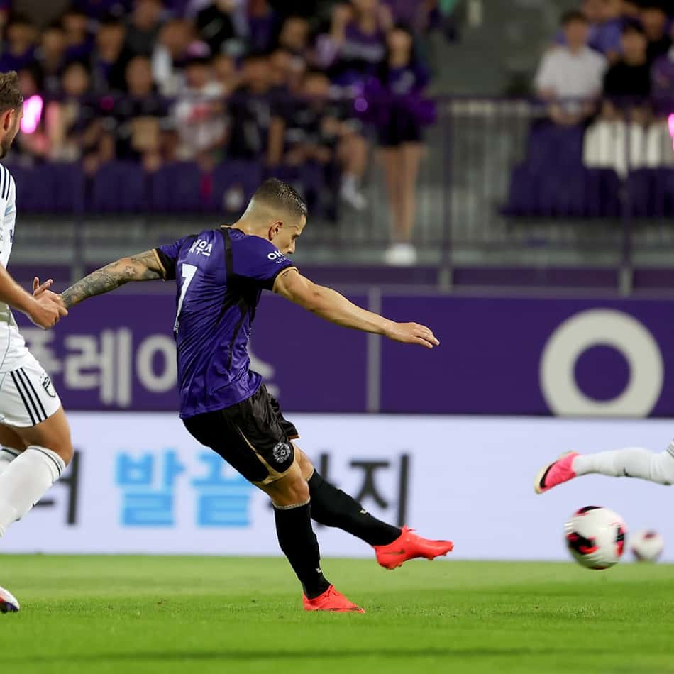 Matheus Oliveira chutando em jogo do Anyang